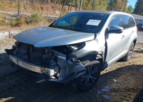 2019 Toyota Highlander Le z USA, uszkodzony, nr VIN 5TDZARFH4KS043259